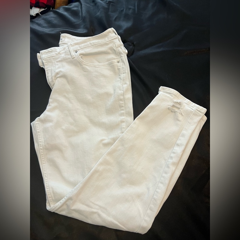 White Maurice’s jeans with holes.